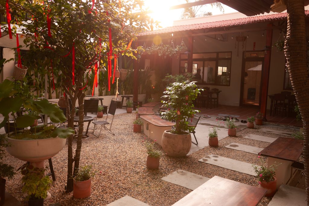 Cafe Quận 7 - Khoảng khắc nắng sớm tại Về Nhà cafe