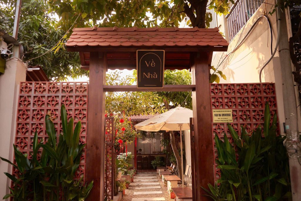 Về Nhà Cafe - Cổng quán.